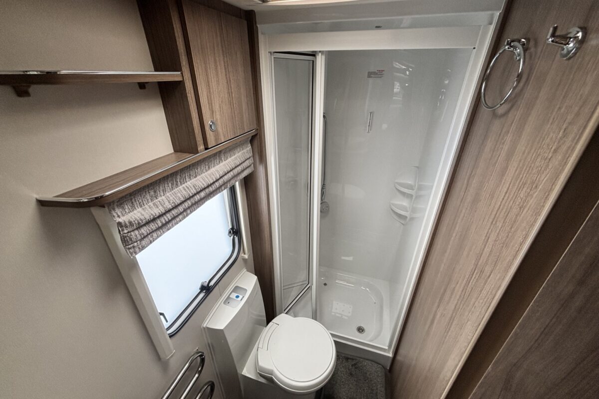 Coachman Acadia Xtra 660 2024 shower