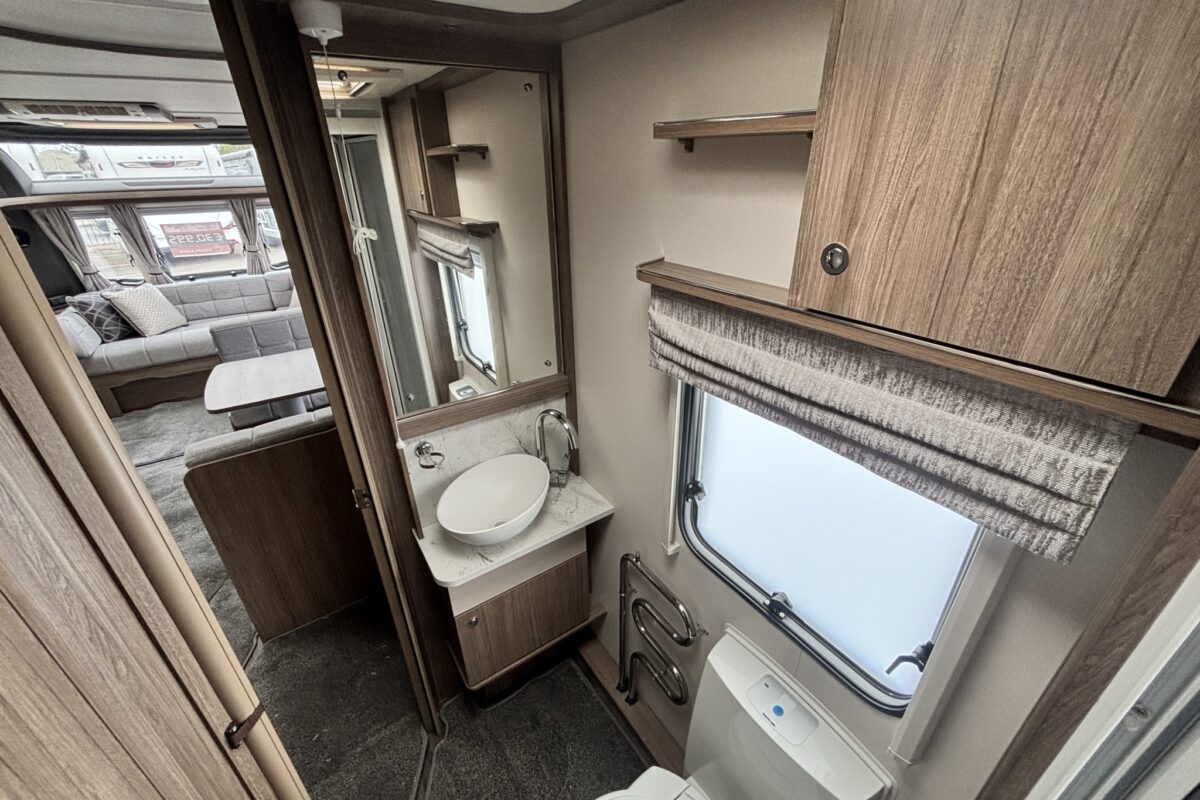 Coachman Acadia Xtra 660 2024 washroom