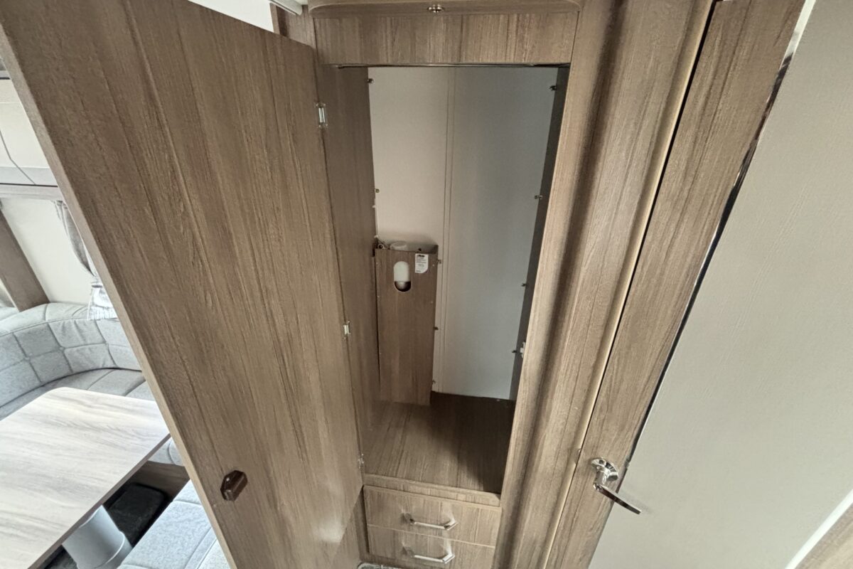 Coachman Acadia Xtra 660 2024 wardrobe