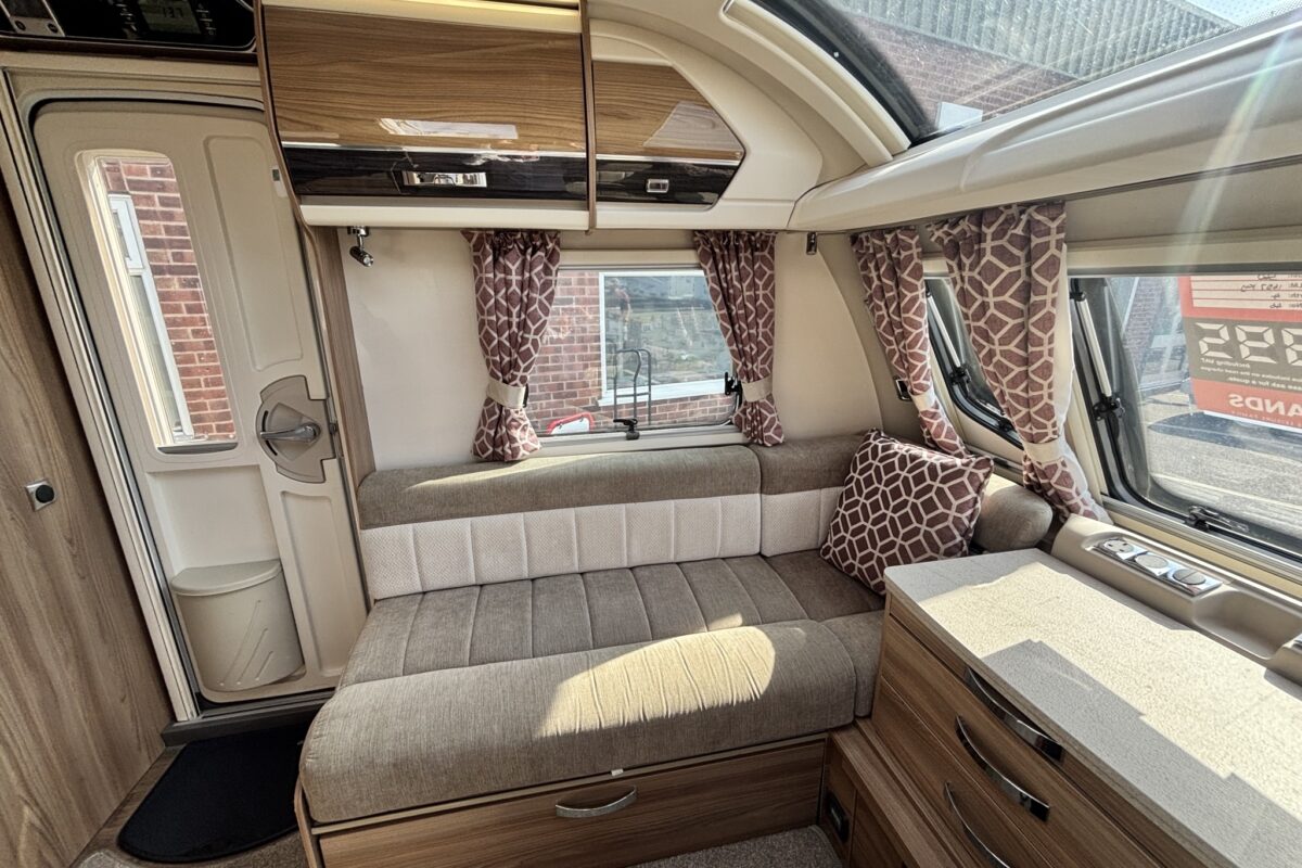 Swift Conqueror 560 2018 NEARSIDE LOUNGE