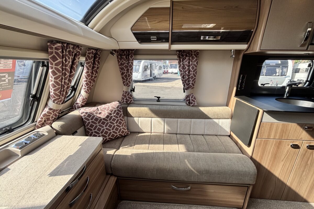 Swift Conqueror 560 2018 OFFSIDE LOUNGE