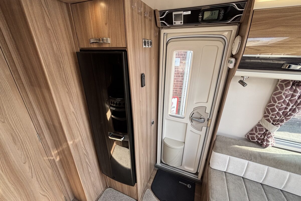Swift Conqueror 560 2018 ENTRANCE