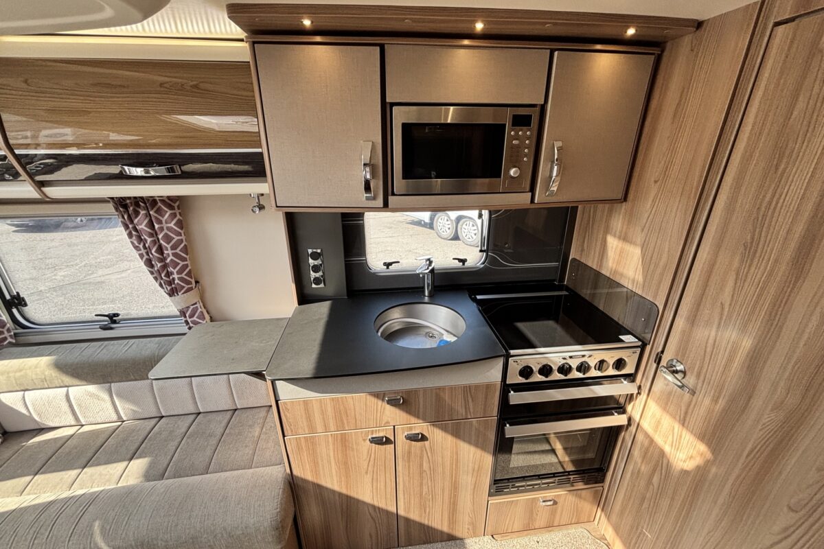 Swift Conqueror 560 2018 KITCHEN