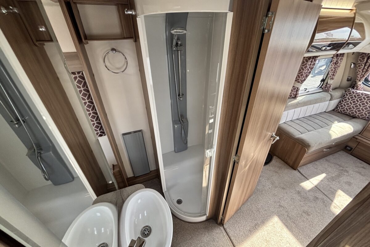 Swift Conqueror 560 2018 SHOWER
