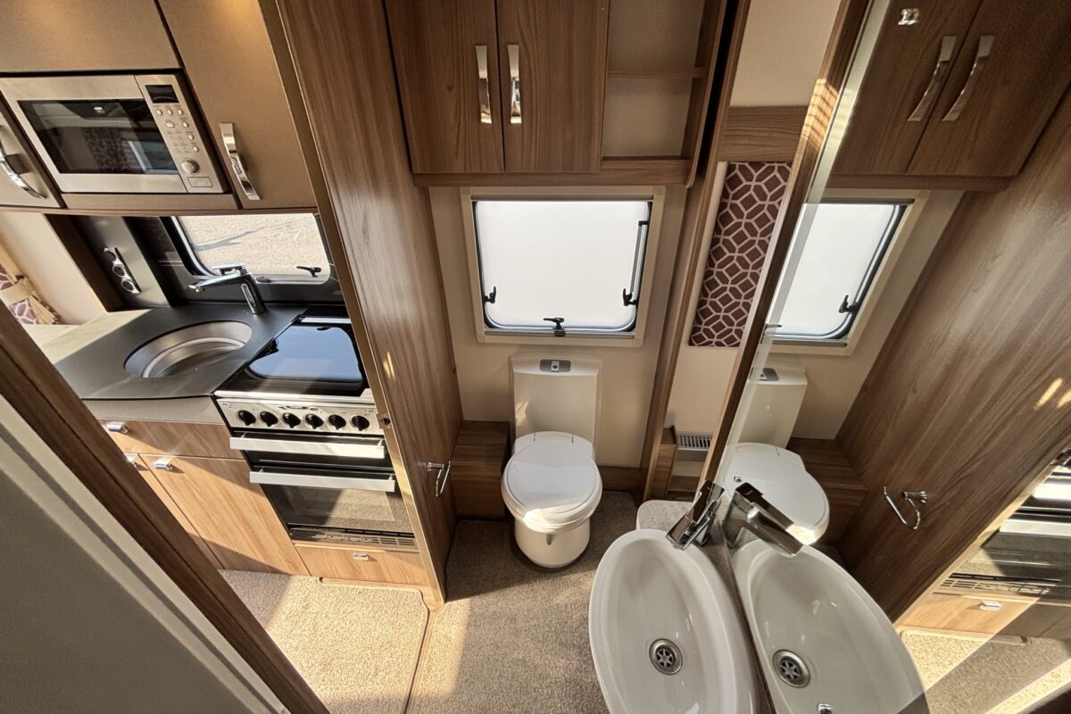 Swift Conqueror 560 2018 WASHROOM