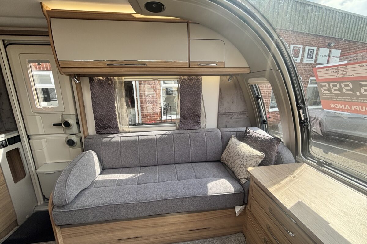 Bailey Unicorn Pamplona 2023 NEARSIDE LOUNGE