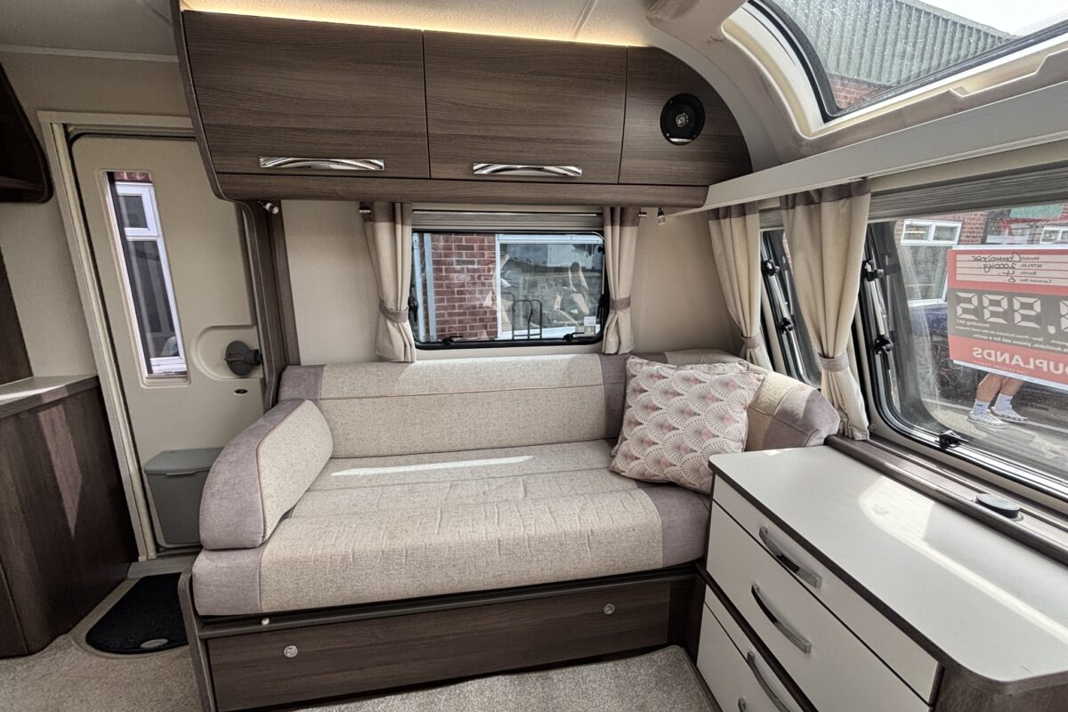 2021 Buccaneer Commodore NEARSIDE LOUNGE