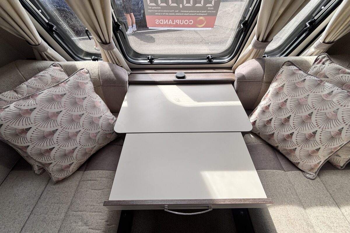 2021 Buccaneer Commodore FRONT TABLE