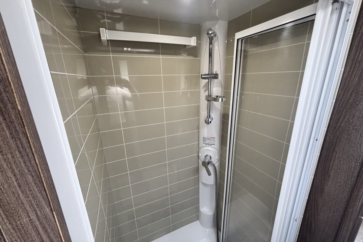 2021 Buccaneer Commodore SHOWER