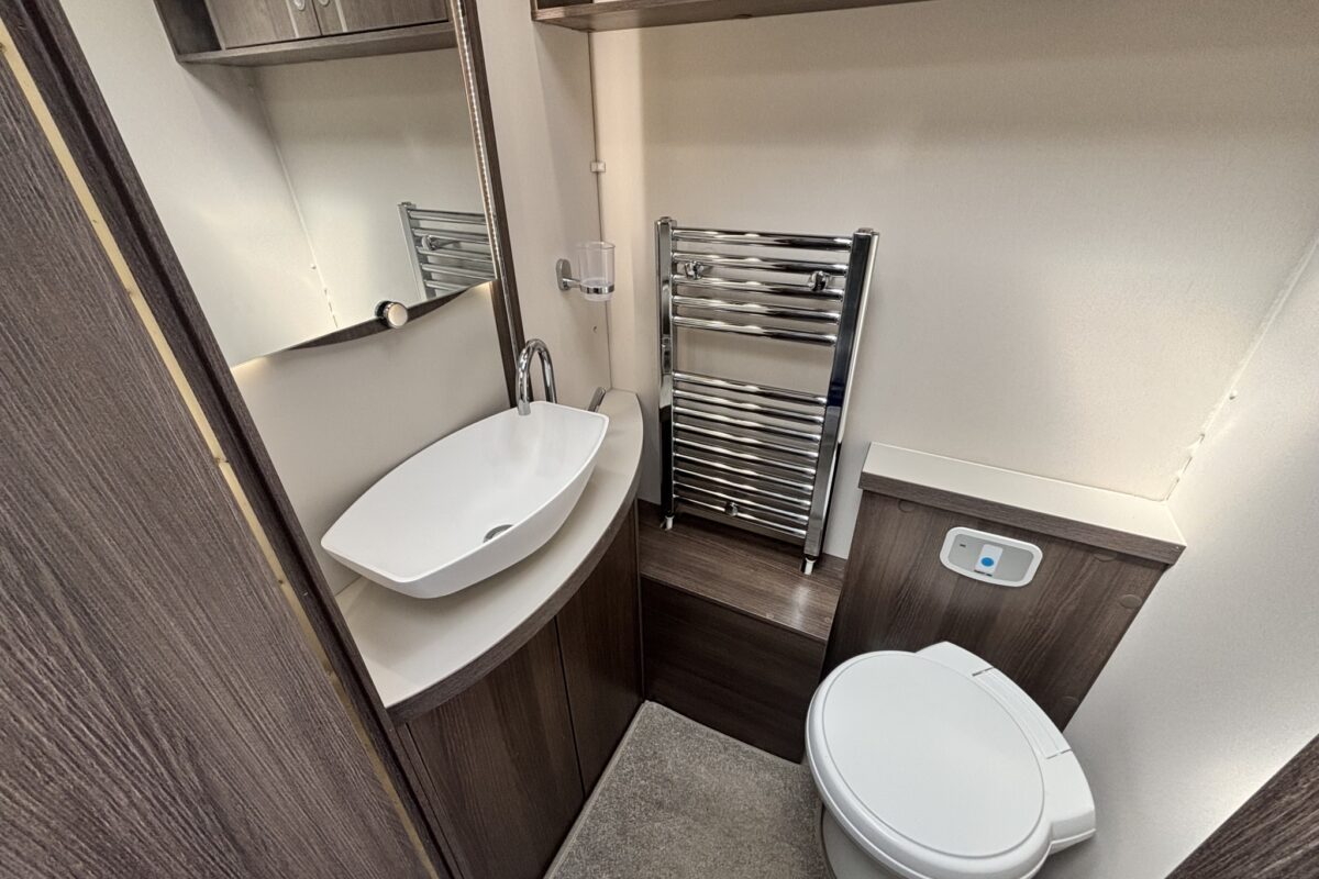 2021 Buccaneer Commodore WASHROOM