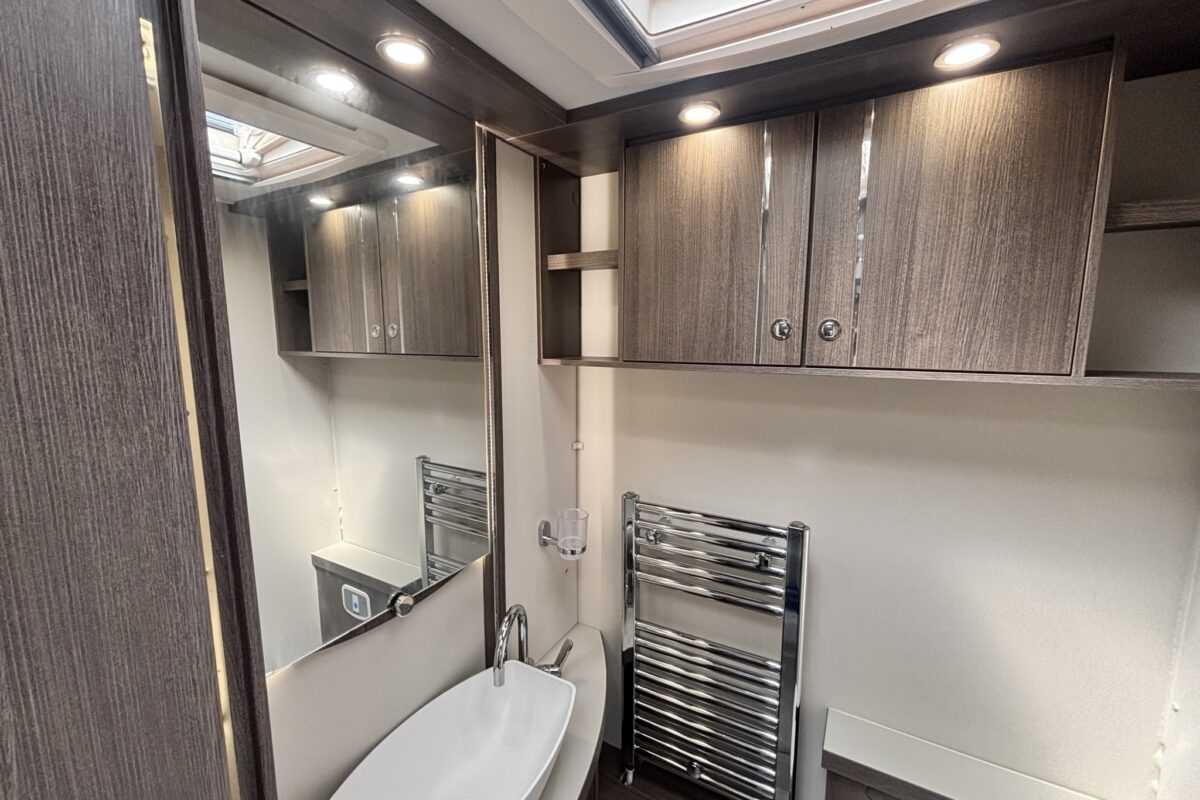 2021 Buccaneer Commodore WASHROOM