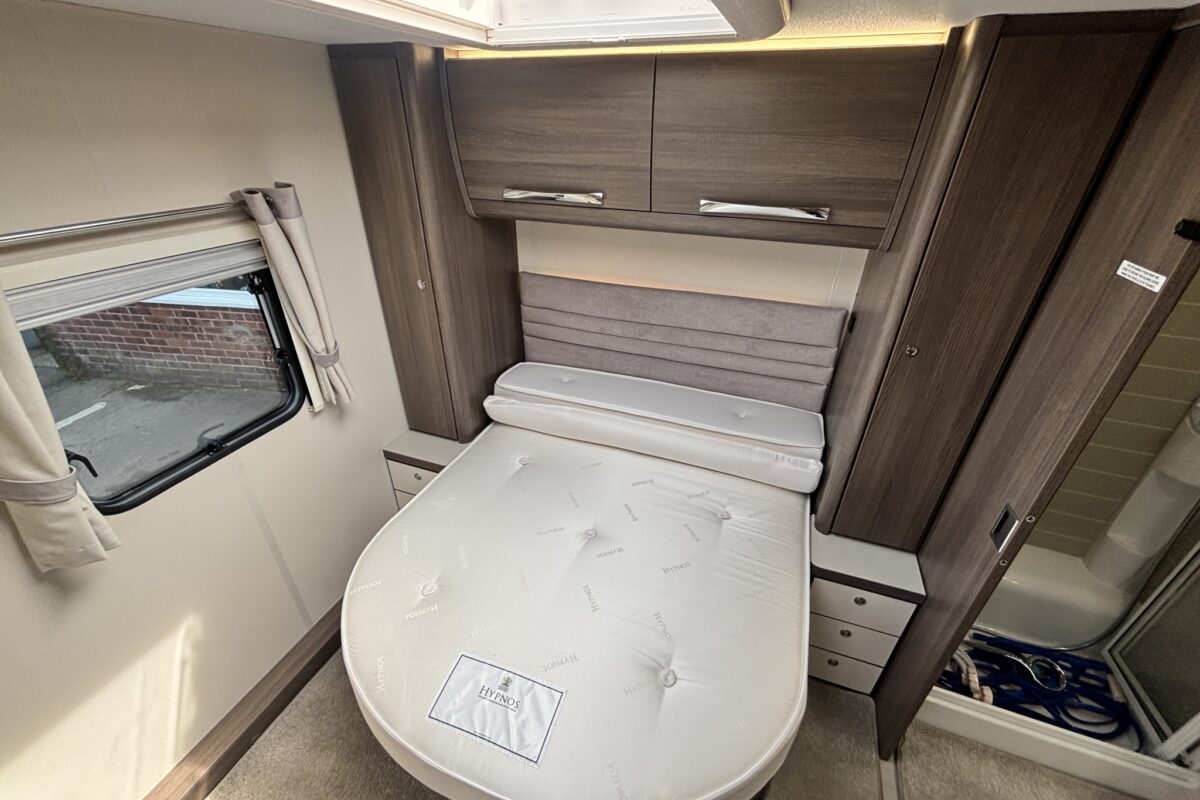 2021 Buccaneer Commodore REAR ISLAND BED