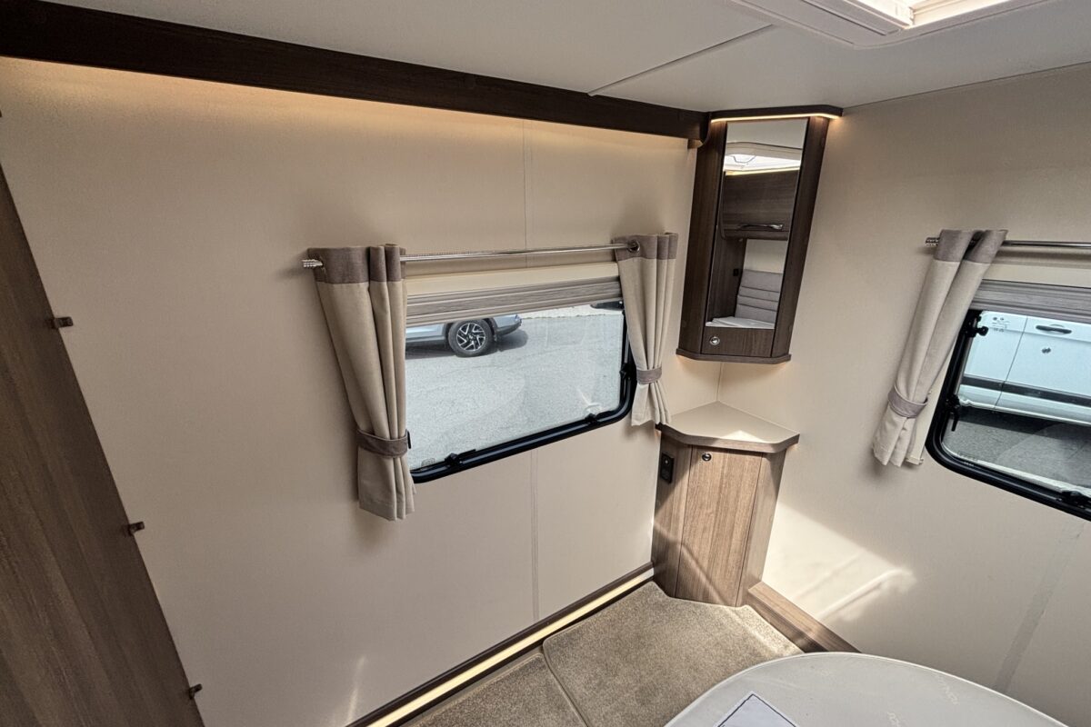 2021 Buccaneer Commodore VANITY AREA