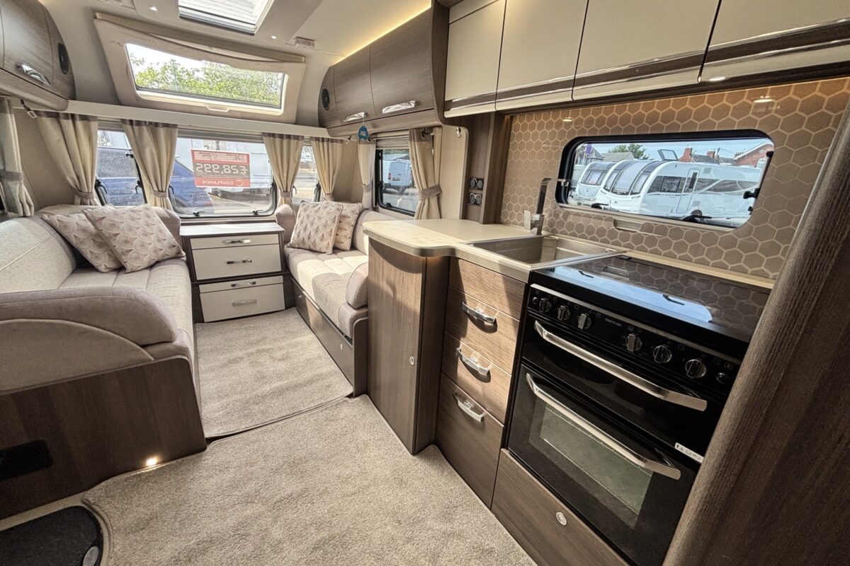 2021 Buccaneer Commodore VIEW TO FRONT