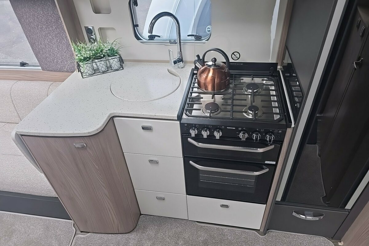 2026 CONQUEROR 480 KITCHEN