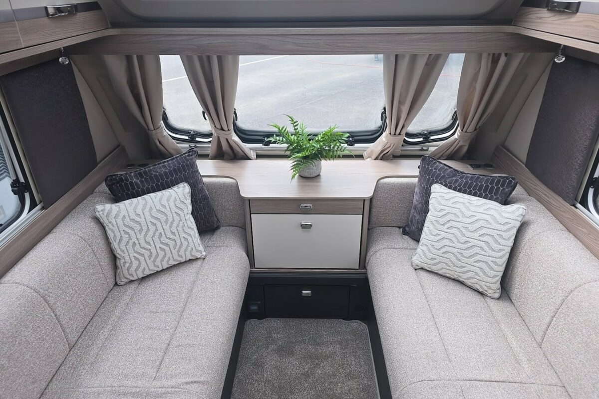 2026 CONQUEROR 480 LOUNGE VIEW