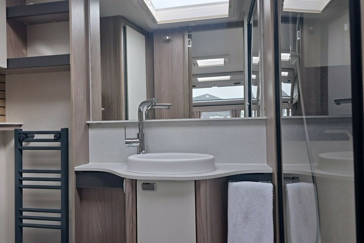 2026 CONQUEROR 480 WASHROOM