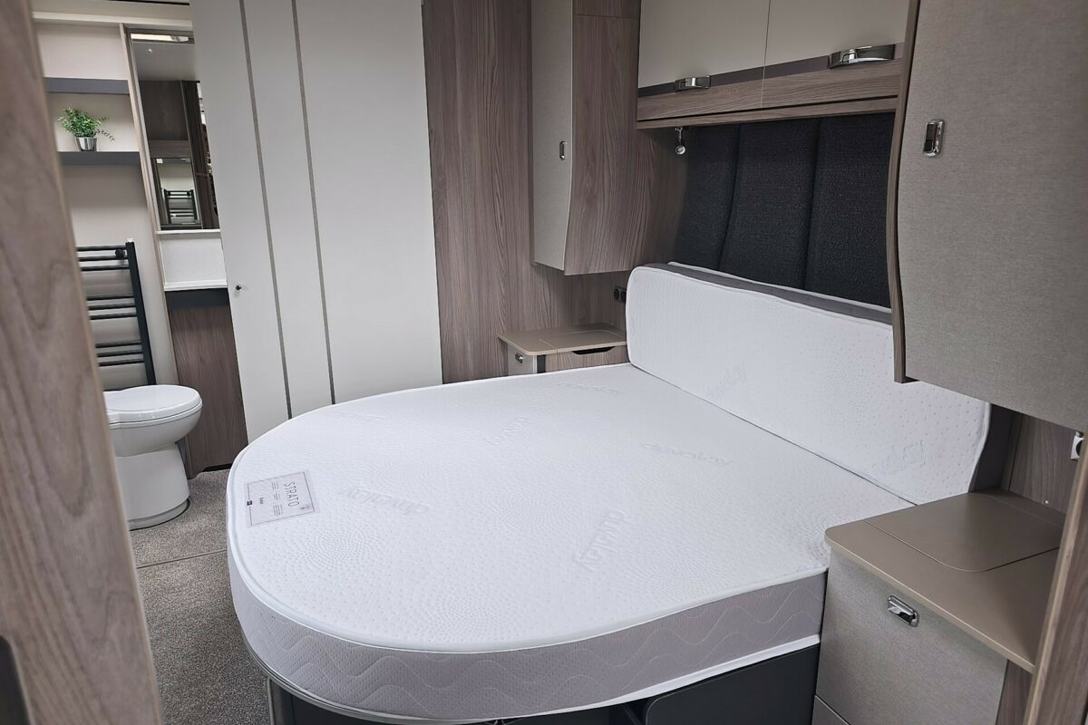 2026 CONQUEROR 645 GRANDE BED