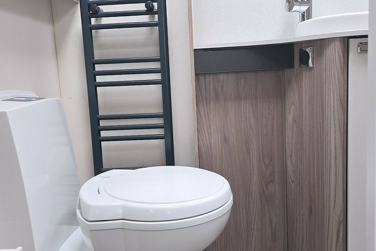 2026 CONQUEROR 645 GRANDE WASHROOM