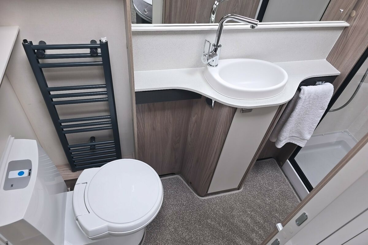 2026 CONQUEROR 645 GRANDE WASHROOM