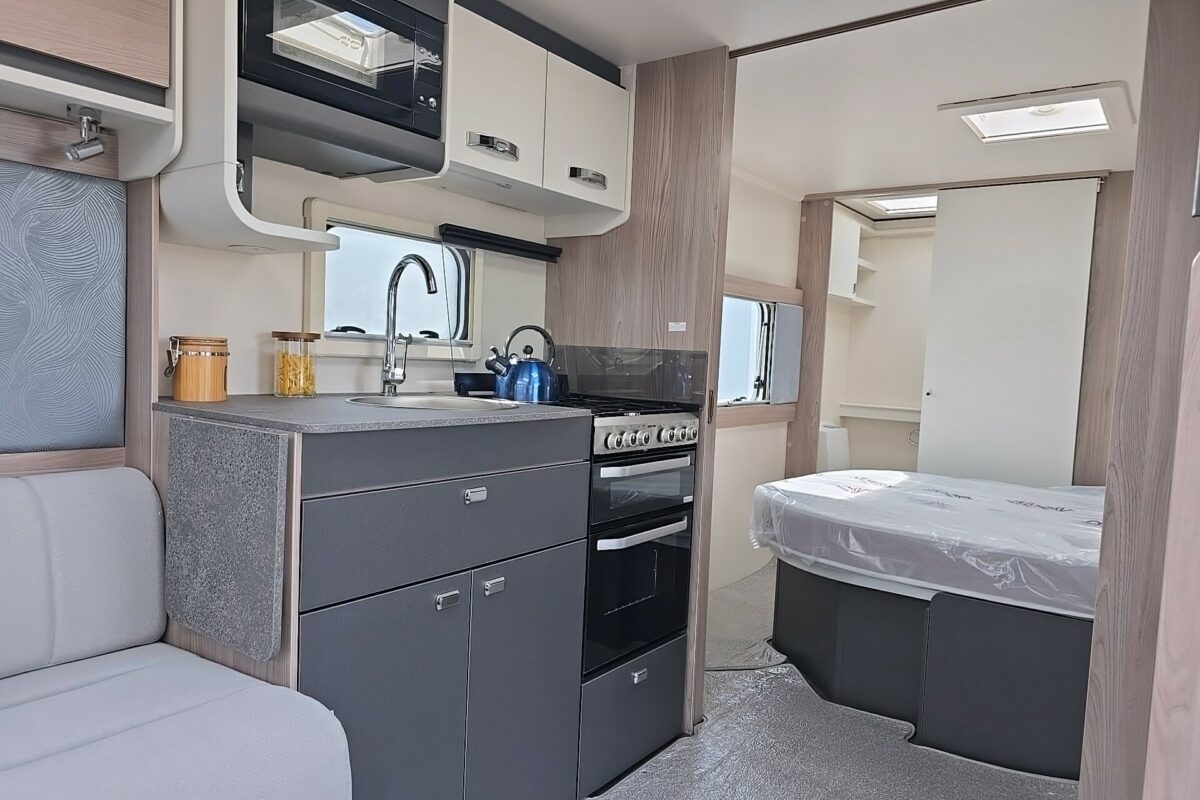 2026 SWIFT CHALLENGER  580 GRANDE KITCHEN