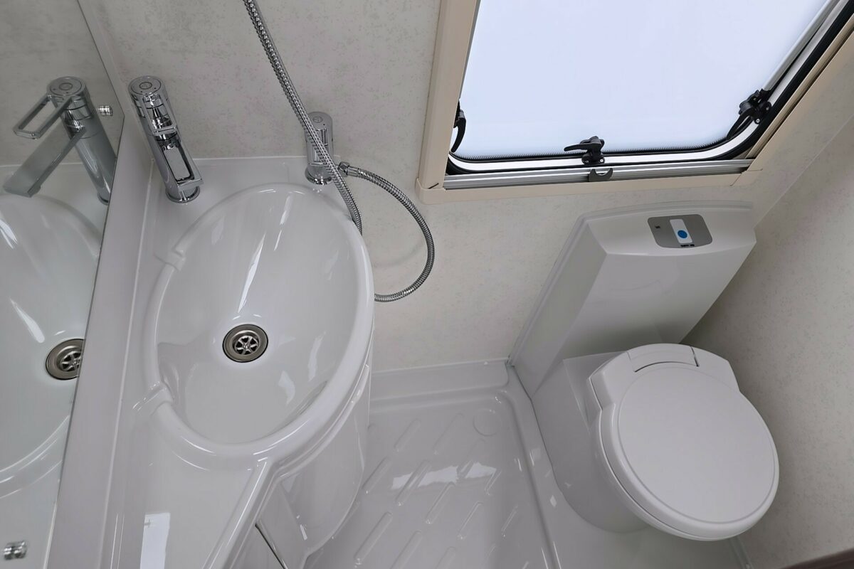 2026 SWIFT CHALLENGER 390 WASHROOM