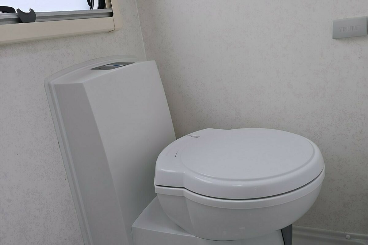 2026 SWIFT CHALLENGER 390 TOILET