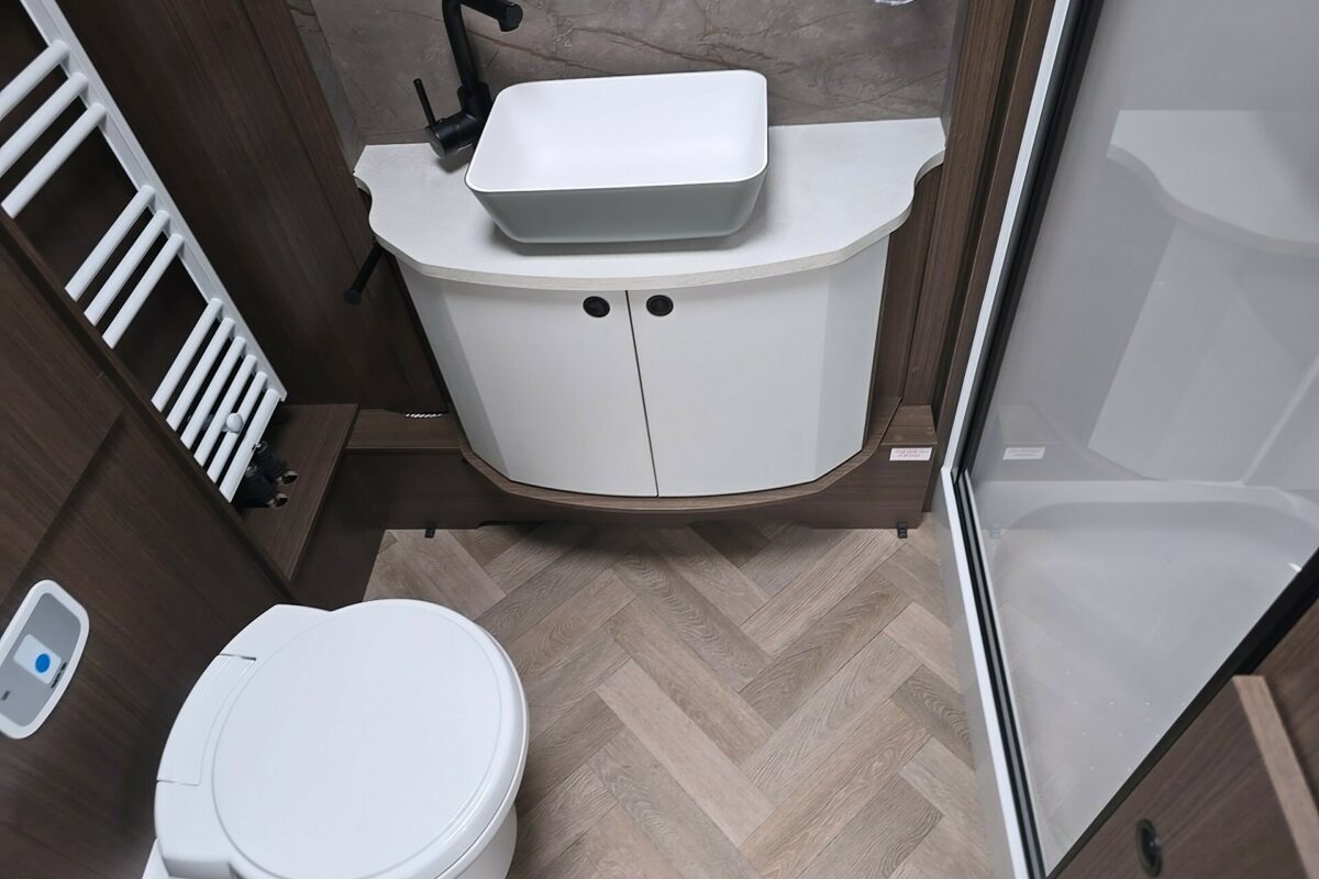 2026 COACHMAN LASER XTRA 480 WASHROOM