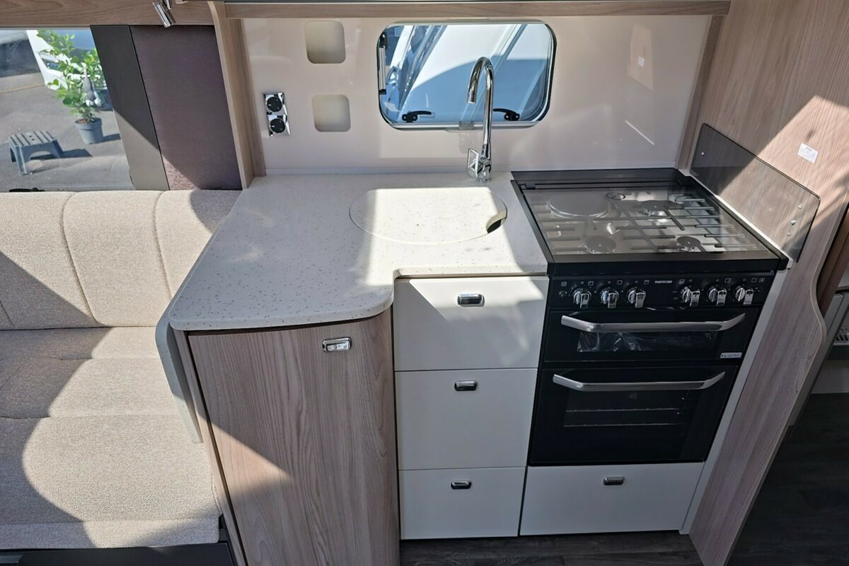 2026 SWIFT CONQUEROR 580 GRANDE KITCHEN