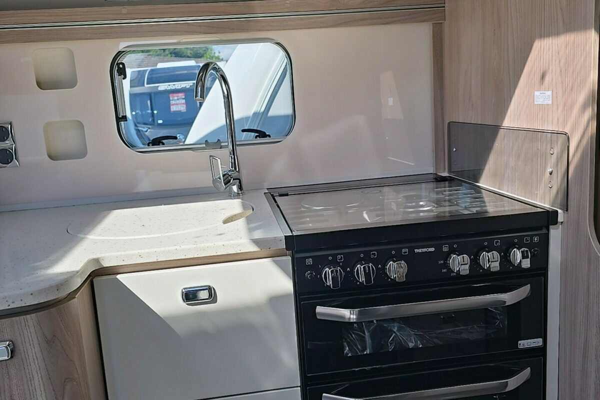 2026 SWIFT CONQUEROR 580 GRANDE KITCHEN