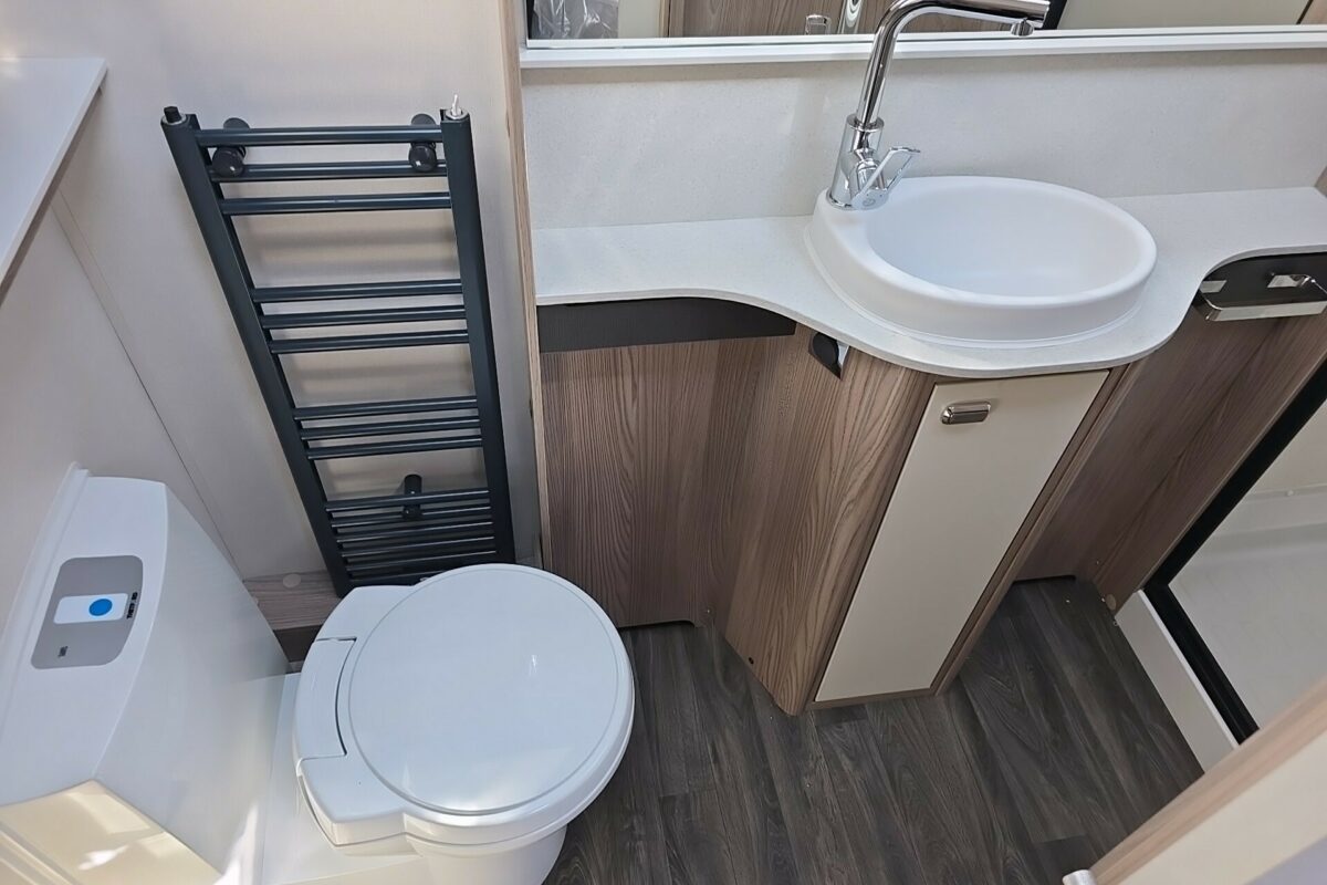 2026 SWIFT CONQUEROR 580 GRANDE BATHROOM