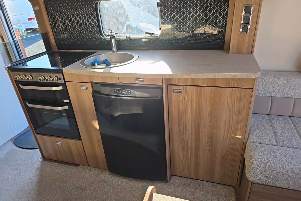 2020 SWIFT FAIRWAY PLATINUM 530 KITCHEN