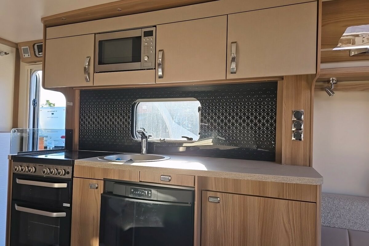 2020 SWIFT FAIRWAY PLATINUM 530 KITCHEN