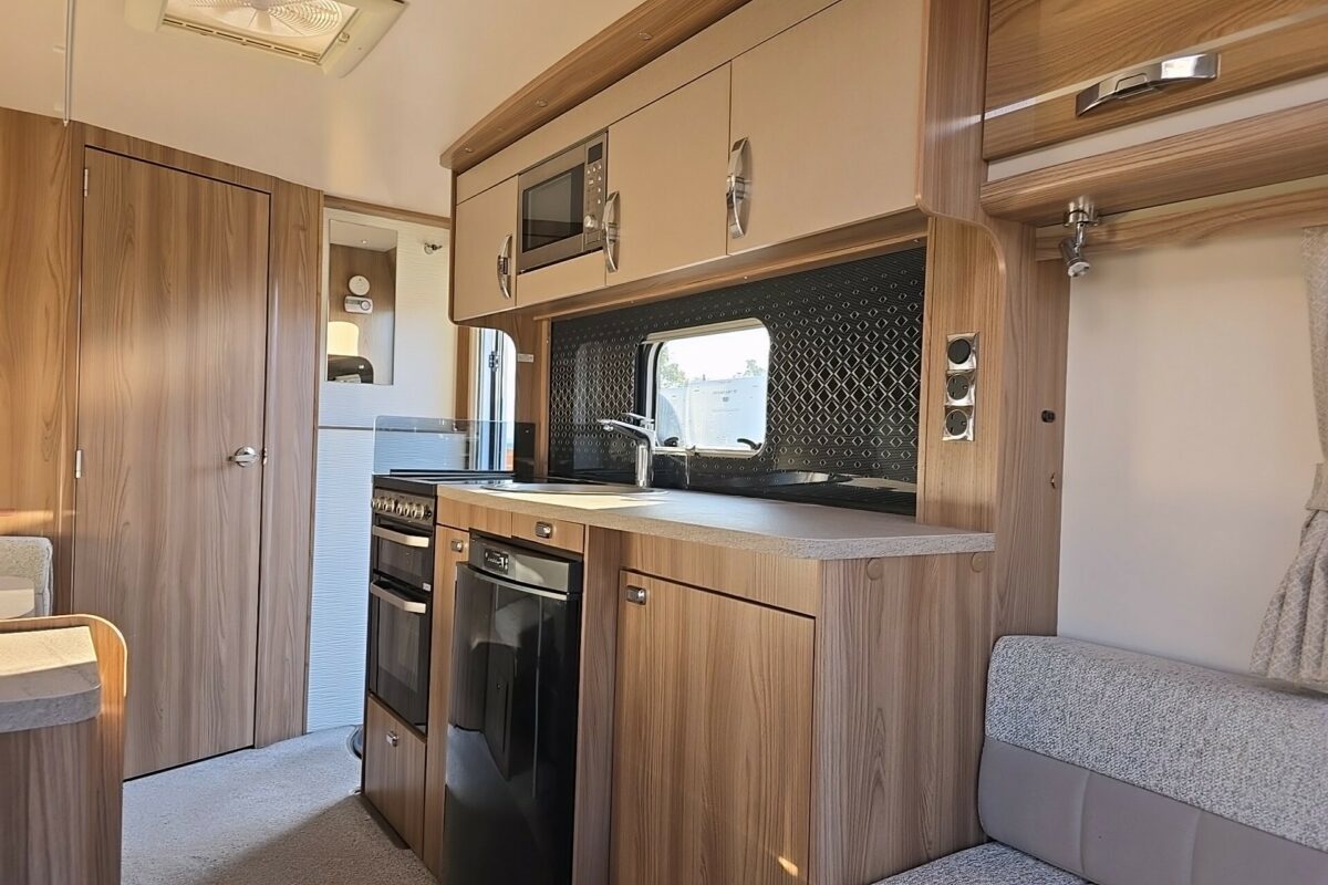 2020 SWIFT FAIRWAY PLATINUM 530 KITCHEN
