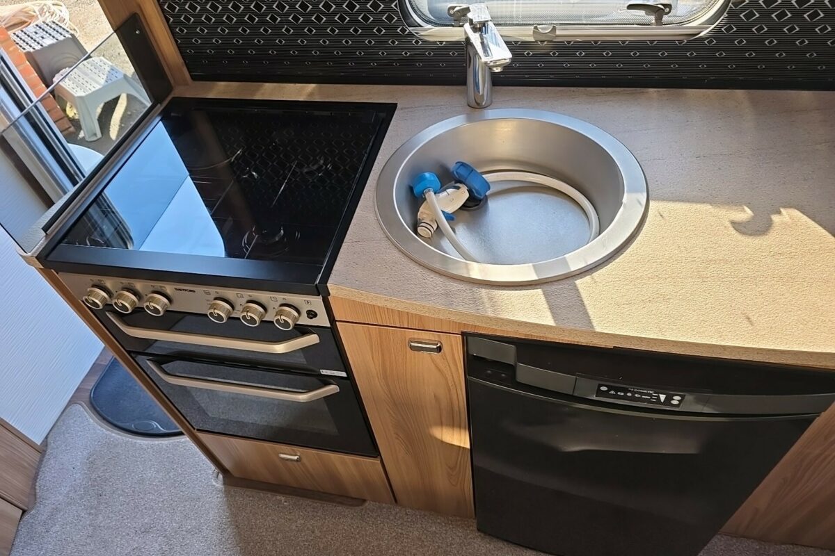 2020 SWIFT FAIRWAY PLATINUM 530 KITCHEN