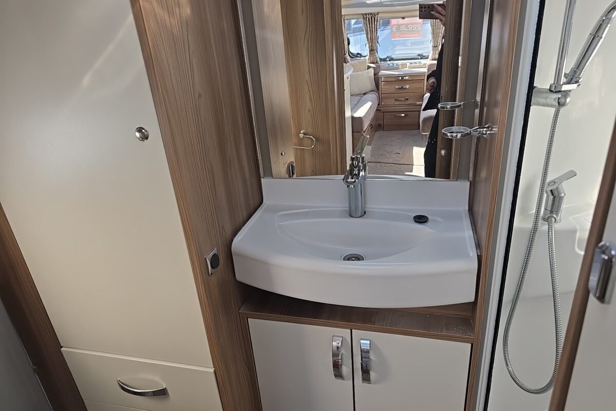 2017 SWIFT ELEGANCE 480 WASHROOM