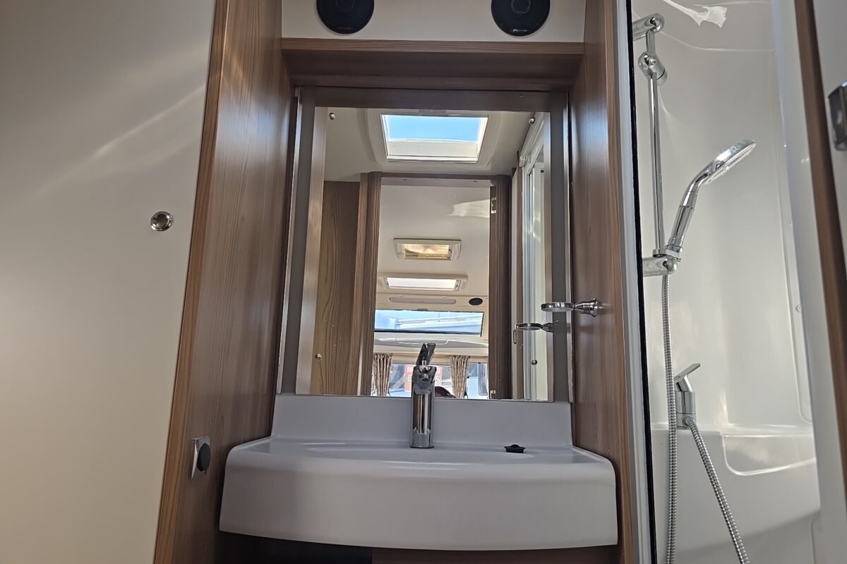 2017 SWIFT ELEGANCE 480 WASHROOM