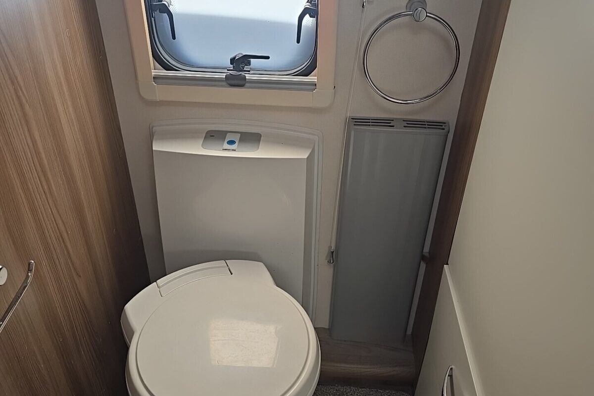 2017 SWIFT ELEGANCE 480 WASHROOM