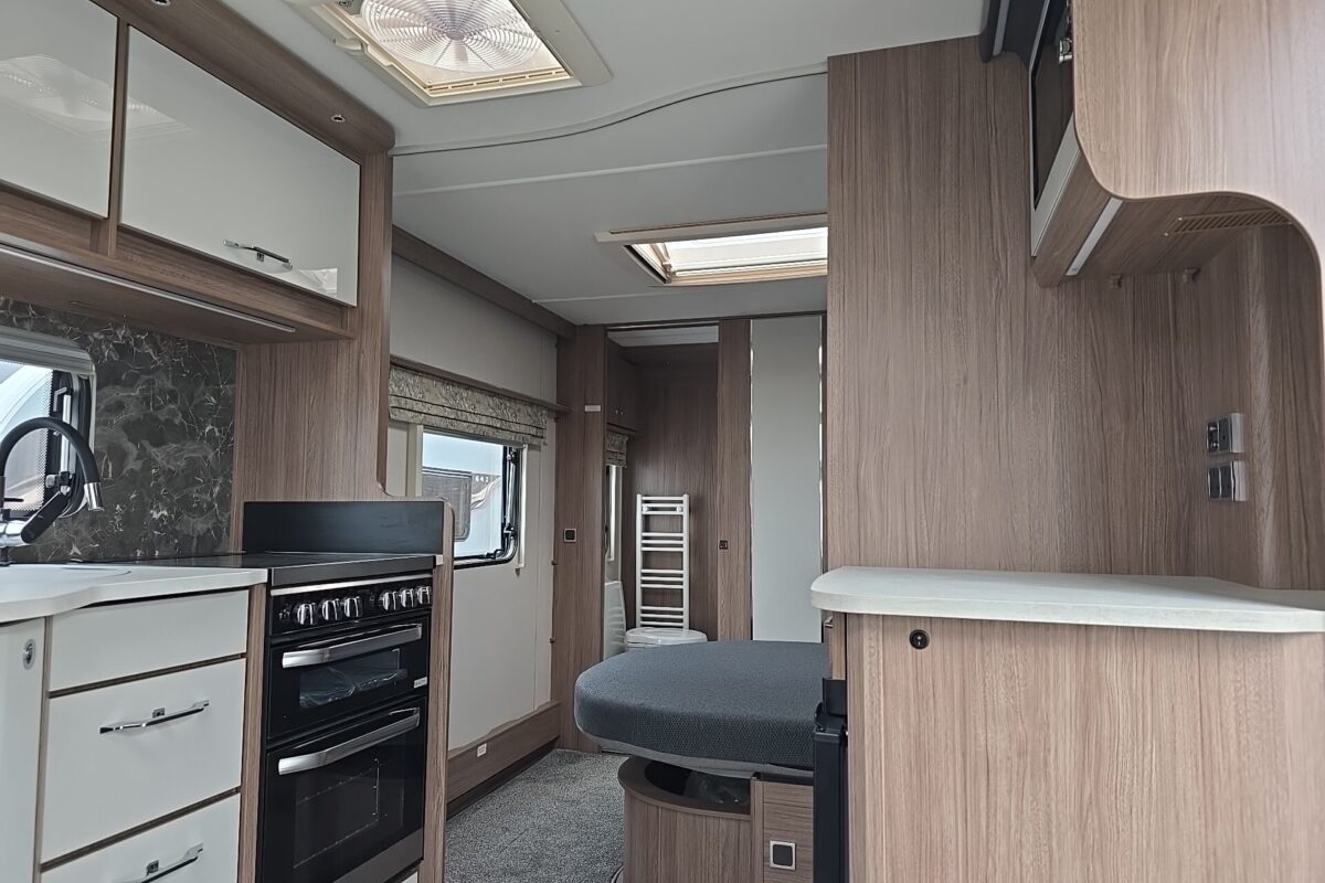 2025 COACHMAN VIP 575