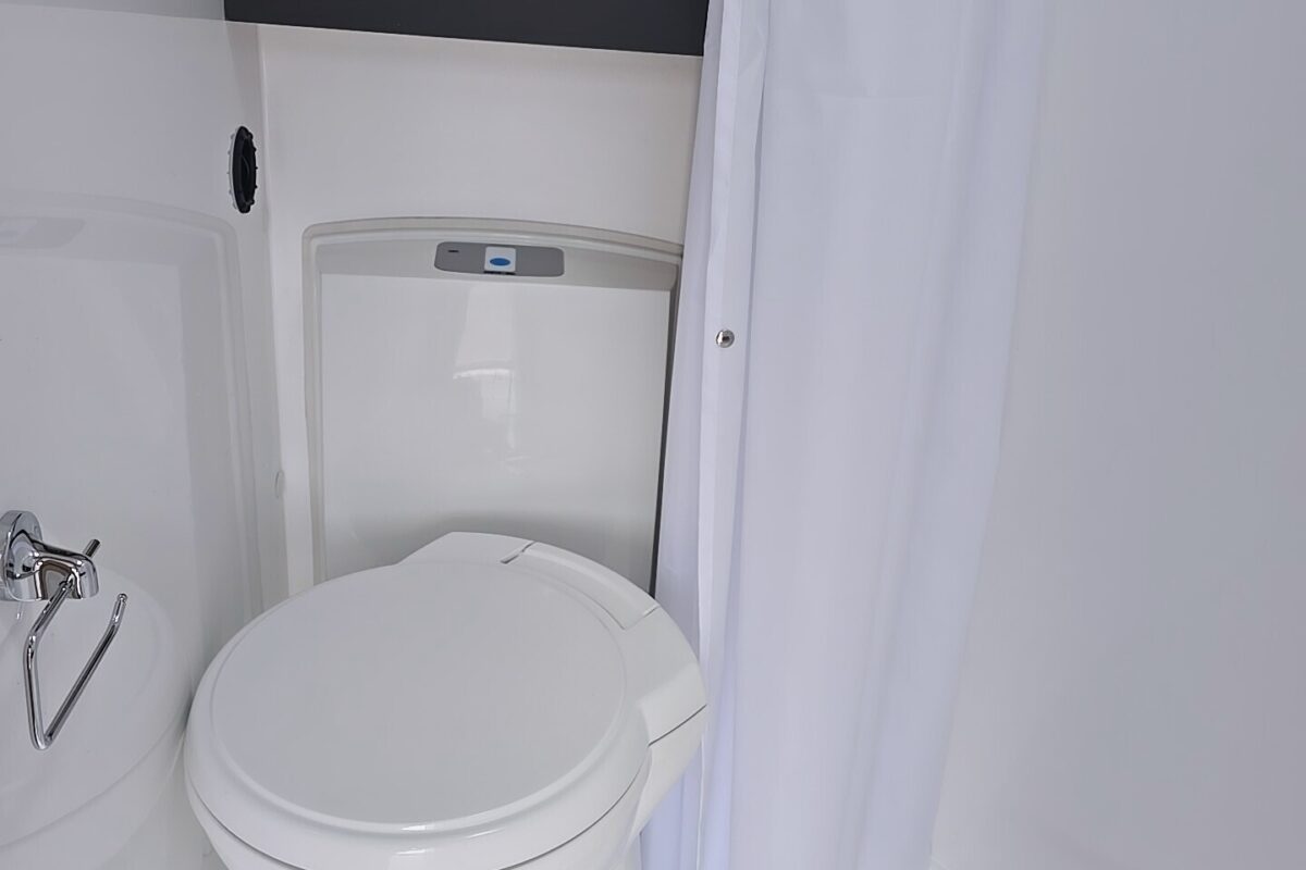 2026 Bailey Discovery D4-2 Washroom