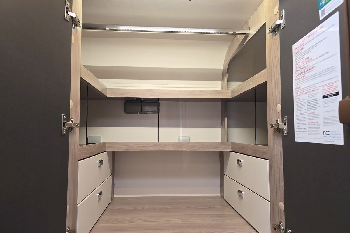 2025 SWIFT ESCAPE 640 WARDROBE