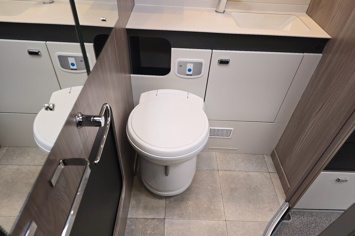 2025 SWIFT ESCAPE 640 WASHROOM