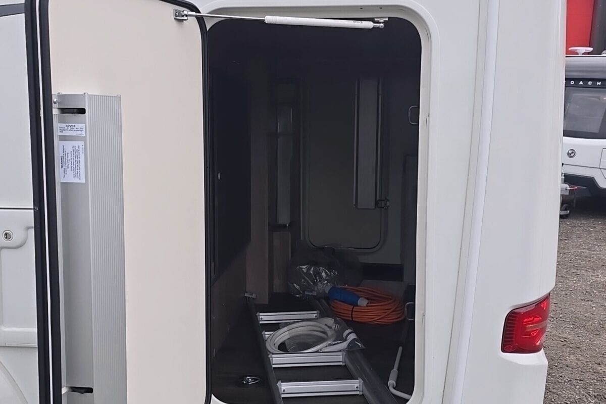 2025 SWIFT ESCAPE 640 GARAGE
