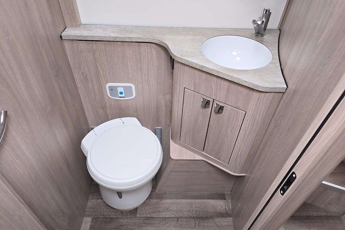 2023 COACHMAN TRAVEL MASTER 545 WASHROOM