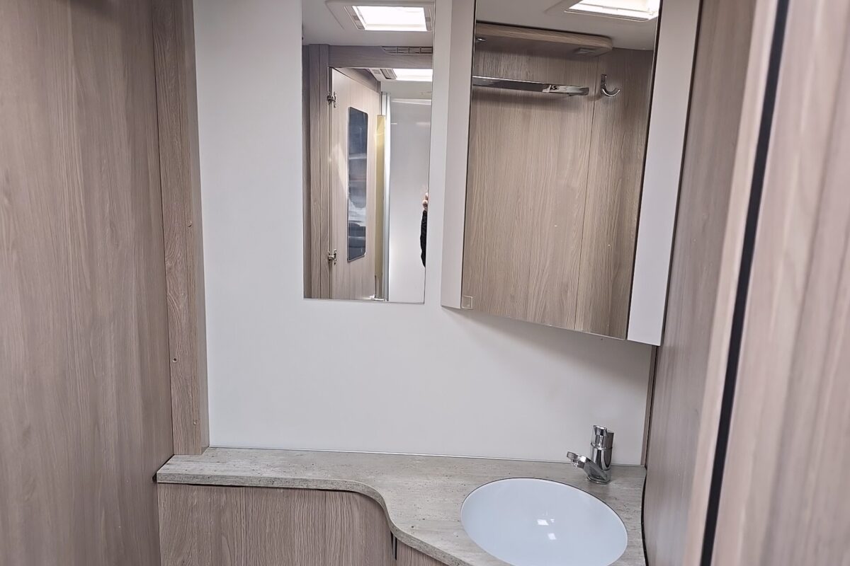 2023 COACHMAN TRAVEL MASTER 545 WASHROOM