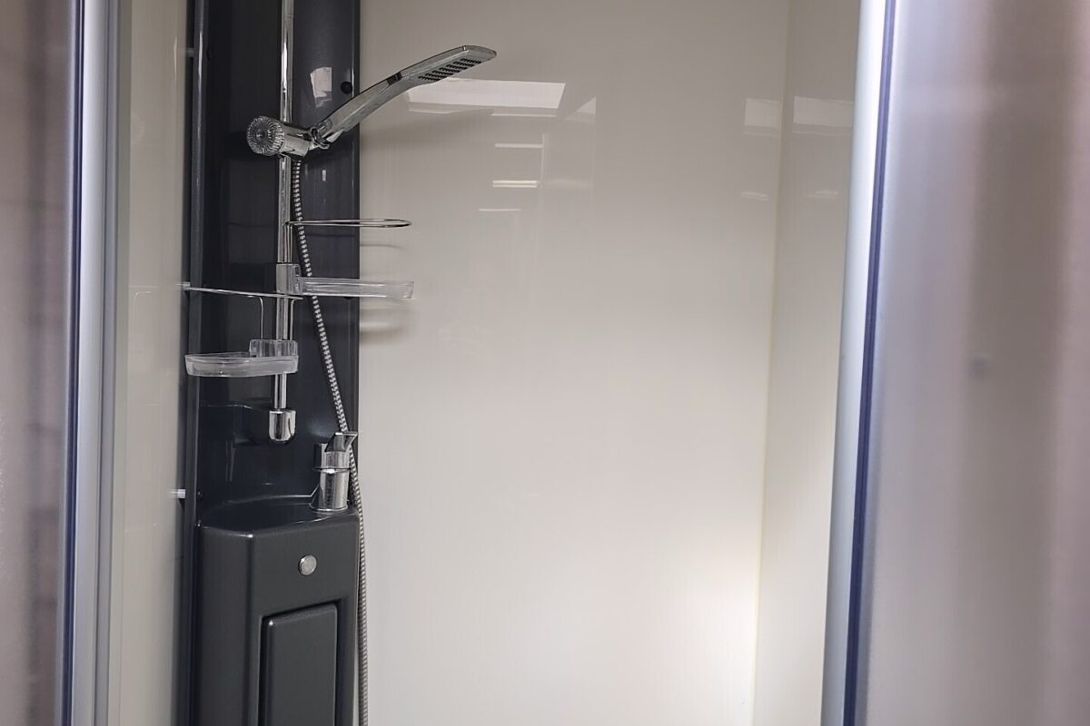 2023 COACHMAN TRAVEL MASTER 545 WASHROOM