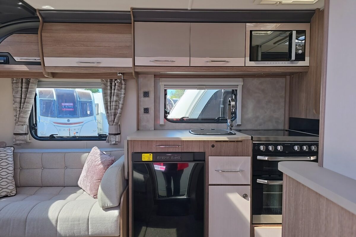 2020 COACHMAN VIP 565