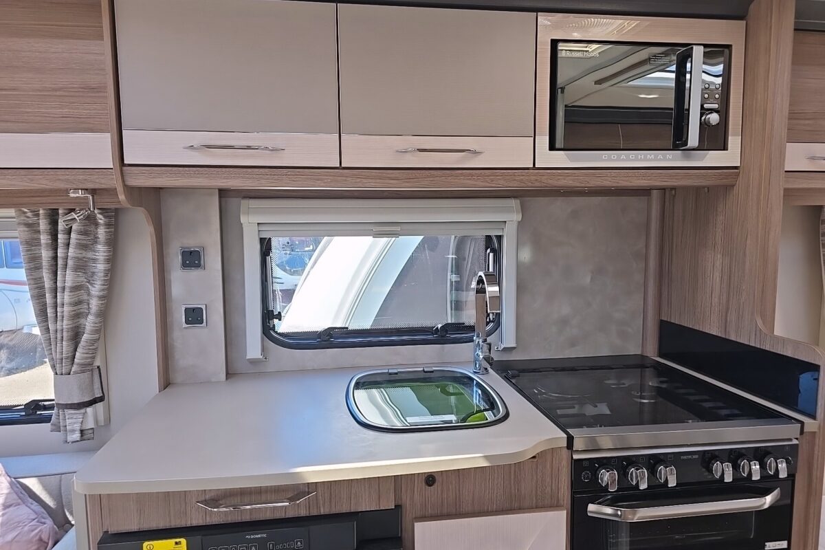 2020 COACHMAN VIP 565