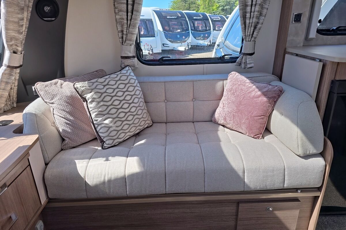 2020 COACHMAN VIP 565
