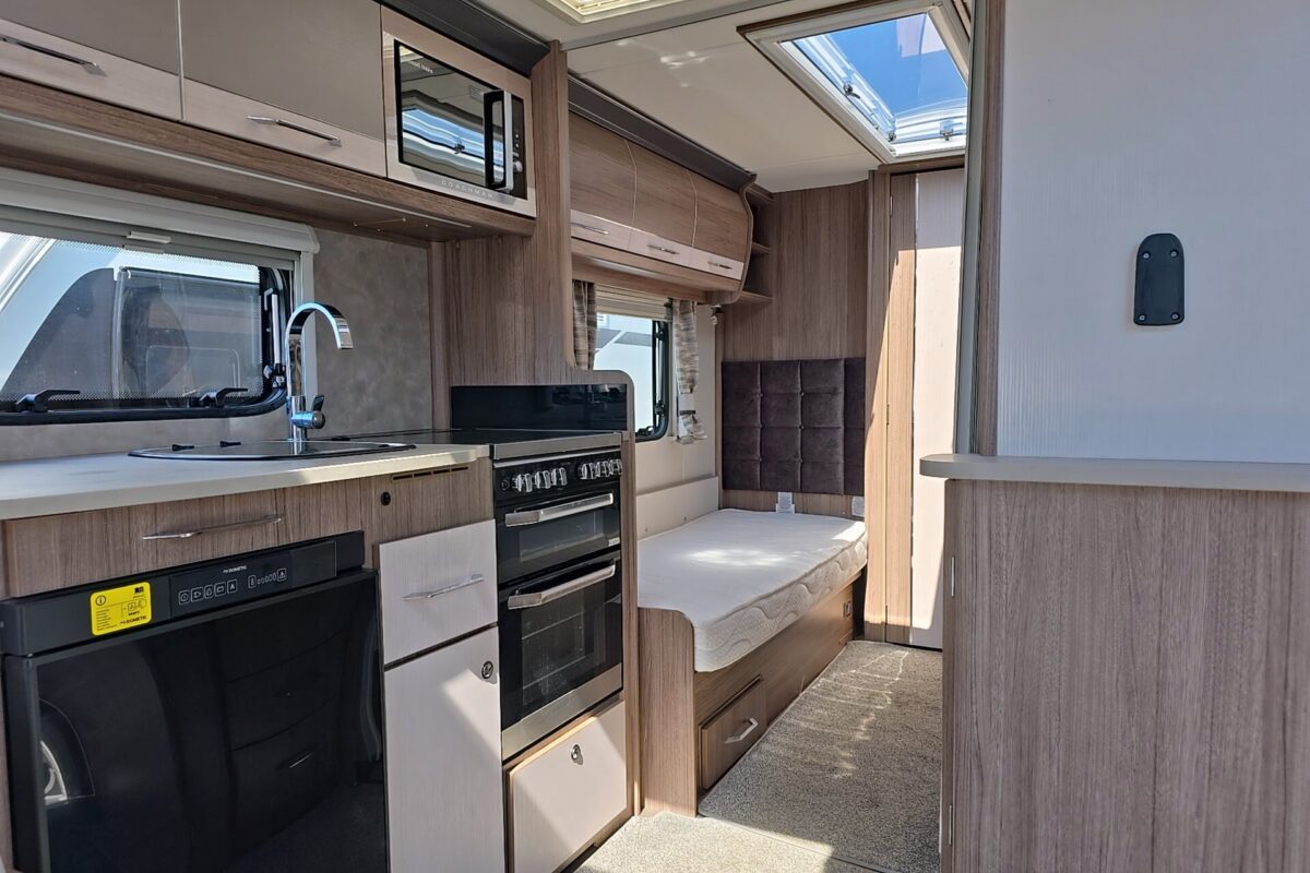 2020 COACHMAN VIP 565